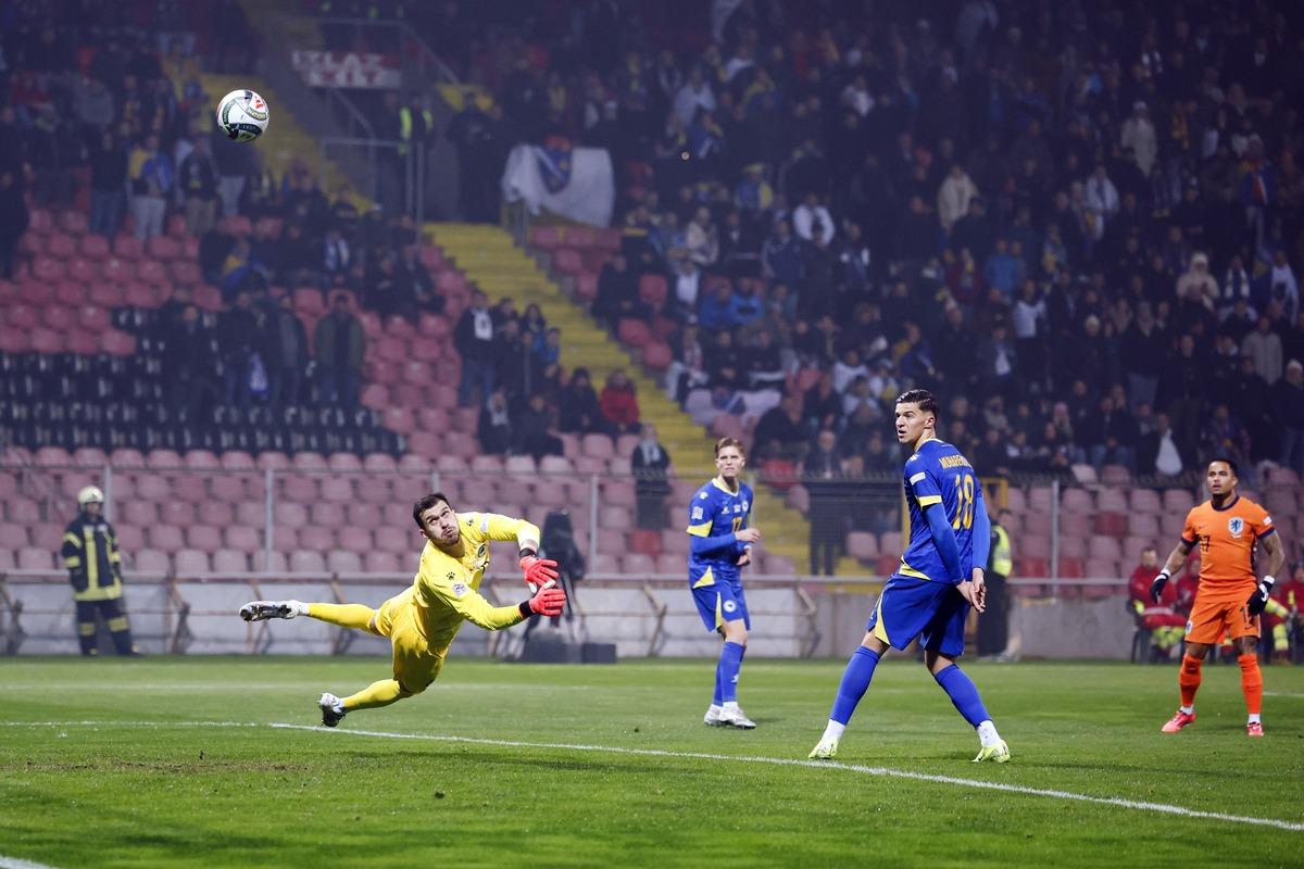 米兰体育-关于亚洲足球赛事持续激烈，赛场火爆开战的信息