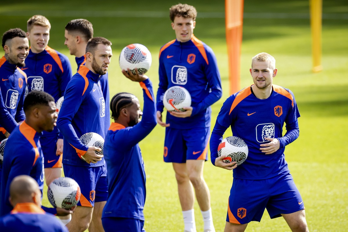 包含荷兰队取得重要胜利在足球赛事中的词条