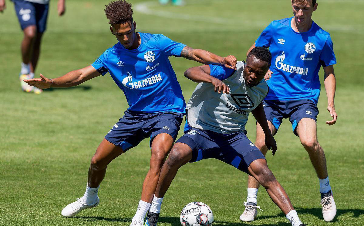 包含阿贾克斯大胜，主场庆祝转会突袭，晋级在望的词条