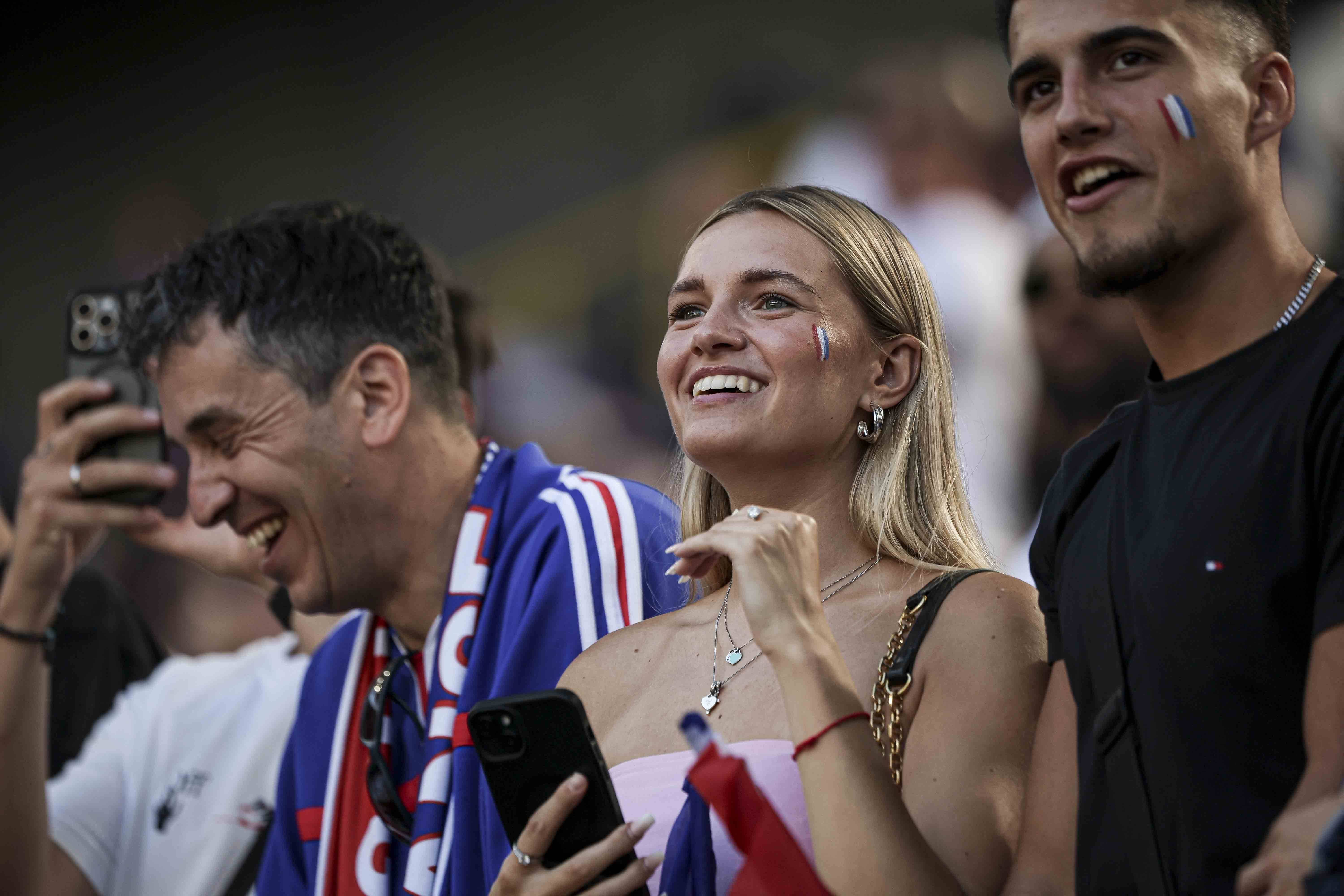 米兰登录入口-欧洲杯璀璨之光，球迷沸腾狂欢的简单介绍